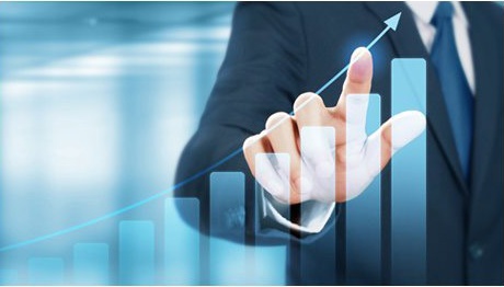 성장 그래프를 가리키는 비즈니스맨
